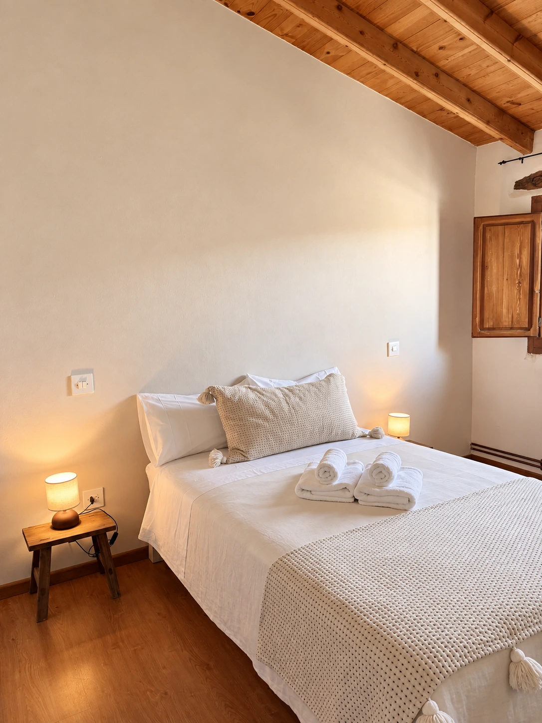 Chambre double chaleureuse avec plafond en bois à La Costereta