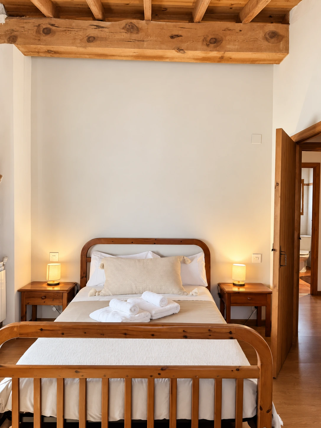 Chambre double avec mobilier et plafond en bois à La Costereta