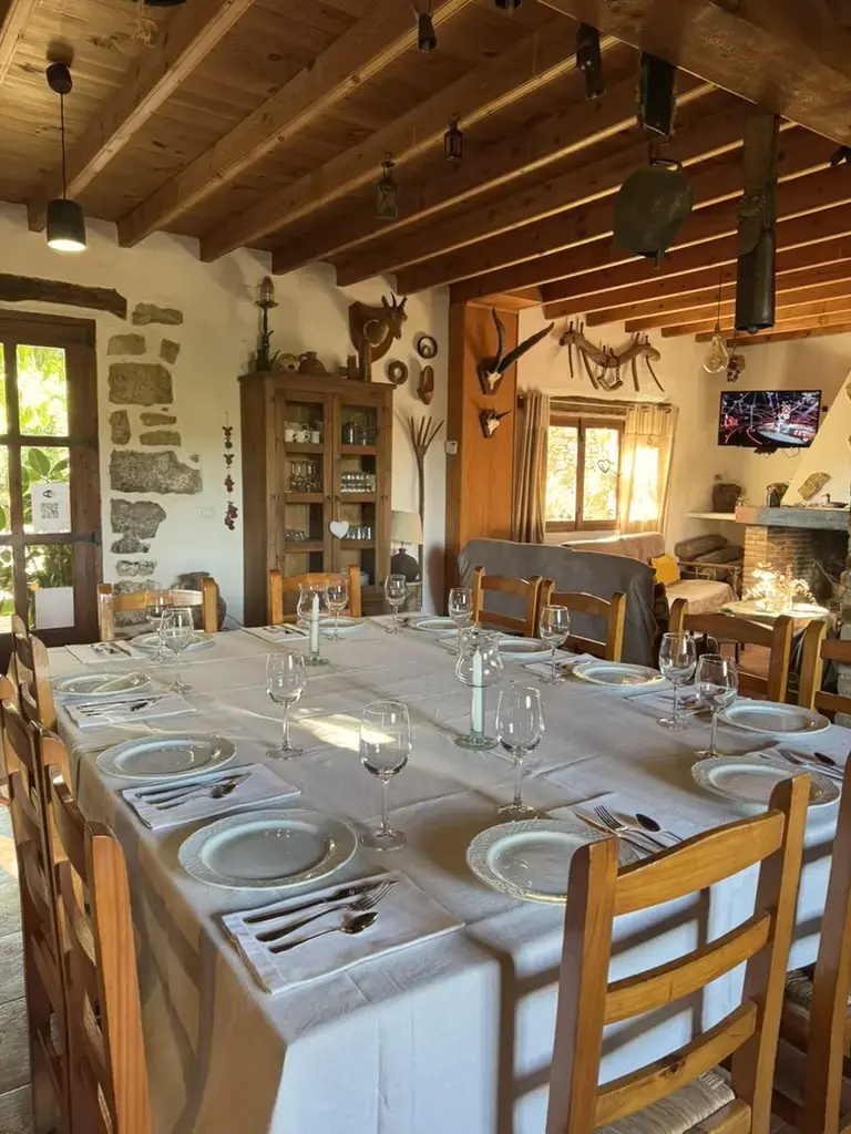 Table dressée dans la maison privée de La Costereta