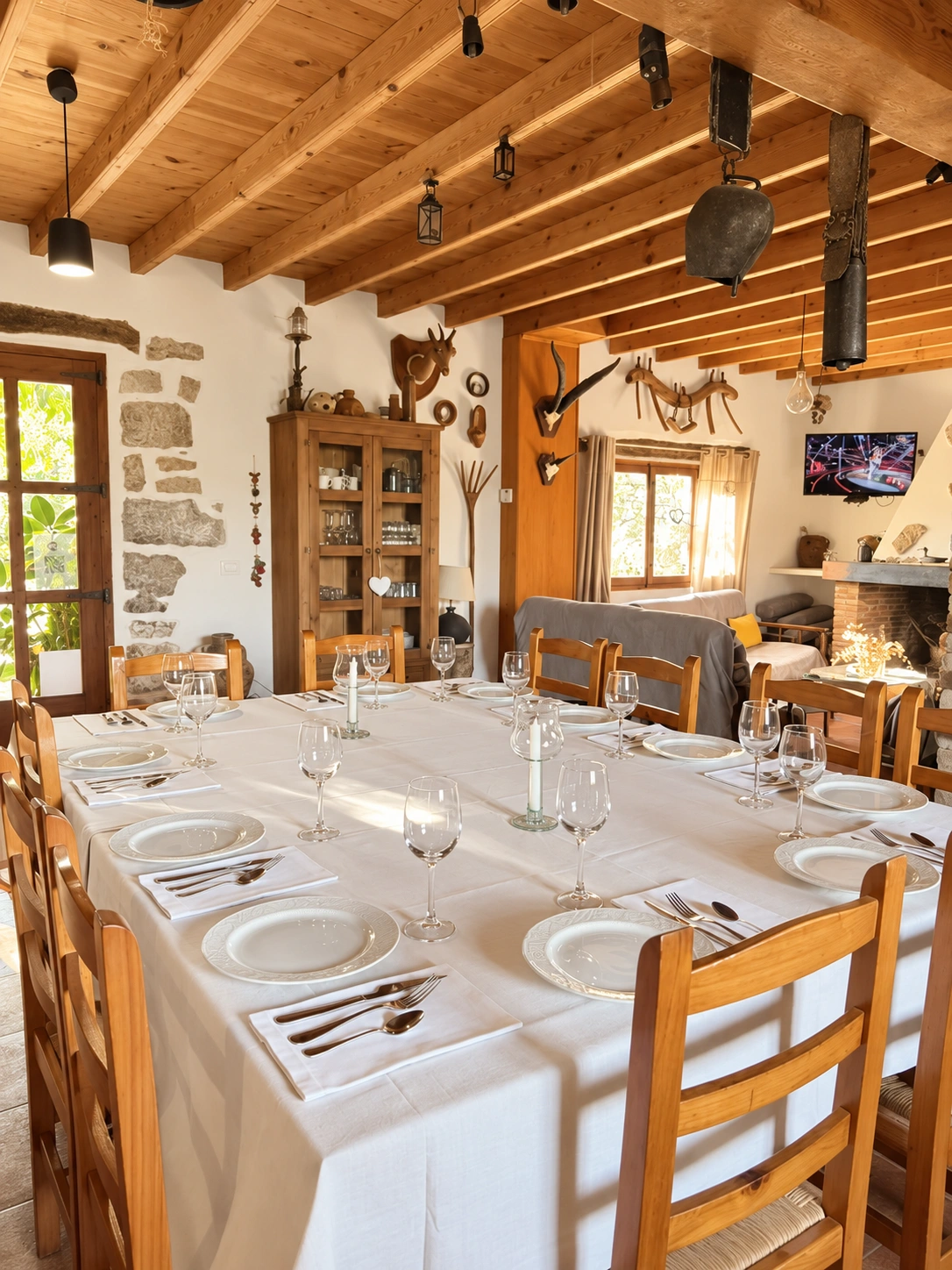 Table dressée près de la cheminée à La Costereta