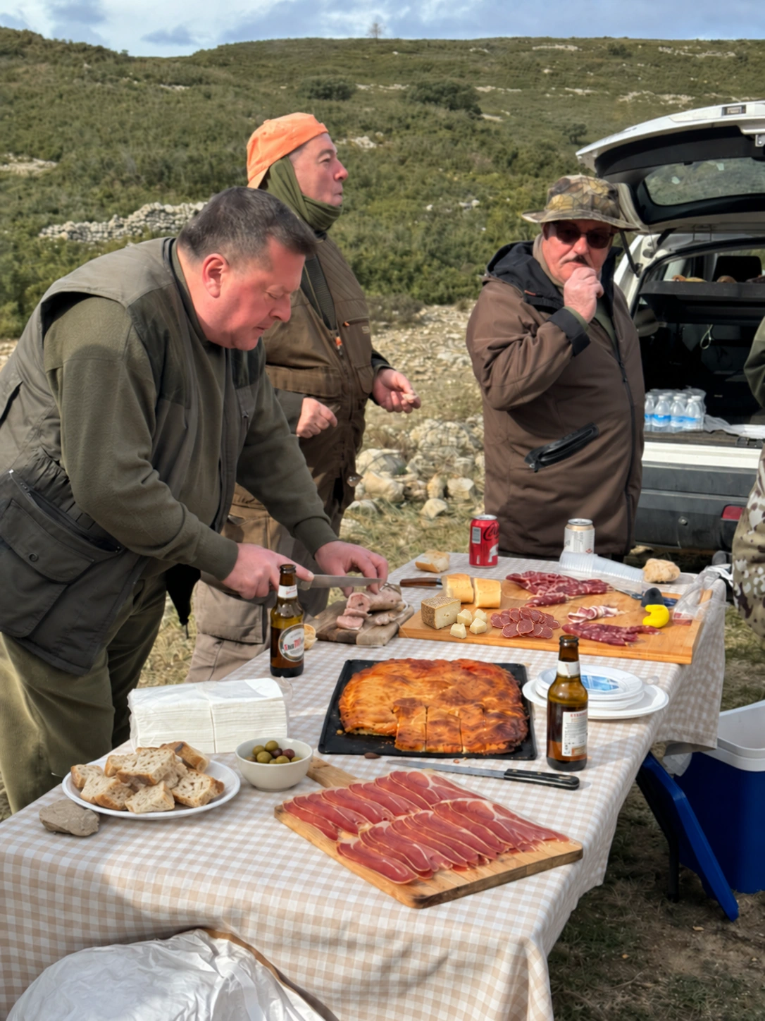 Casse-croûte servi sur le terrain pendant une journée de chasse à La Costereta